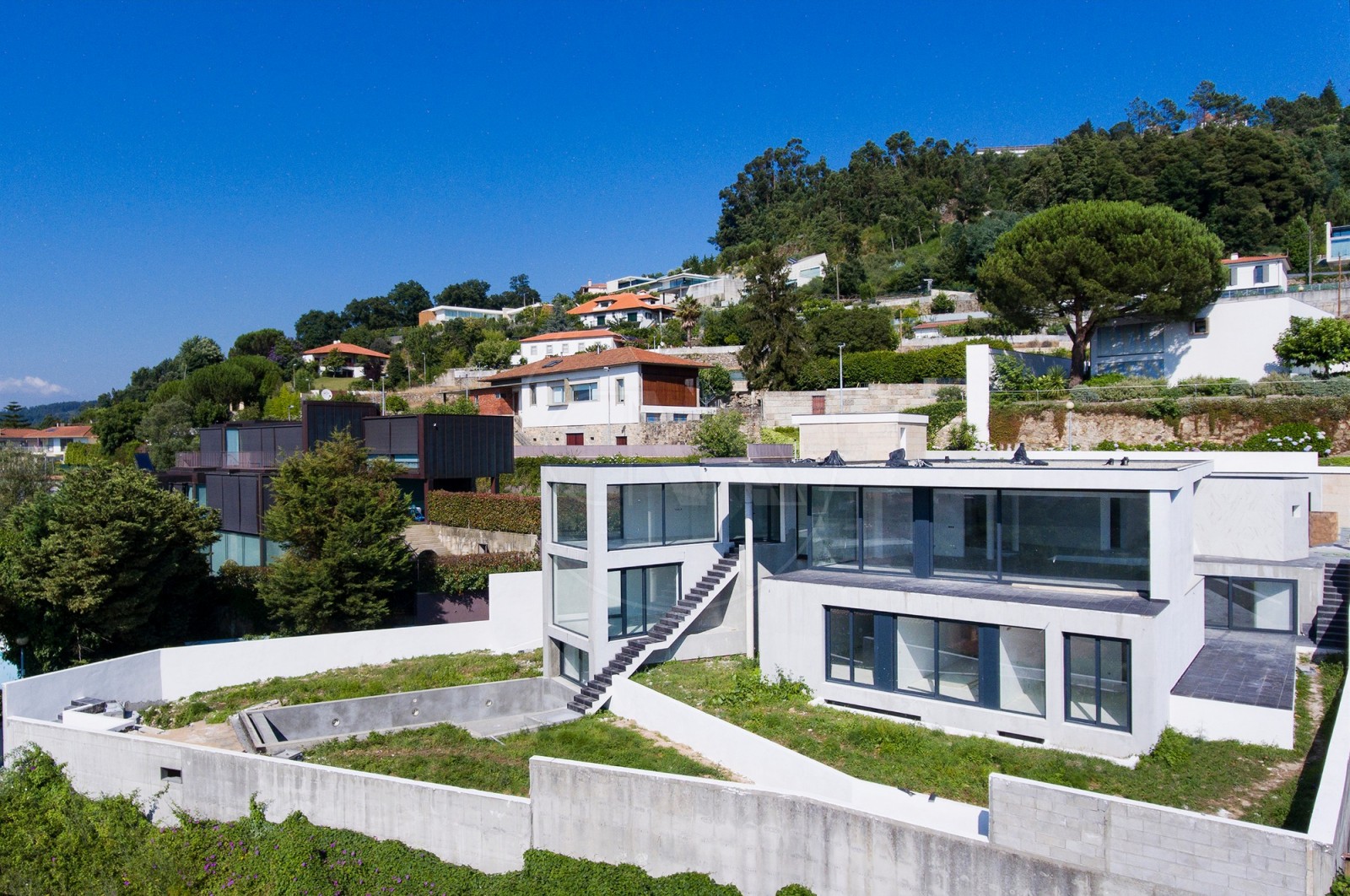 Moradia T5+1 para Venda em Nogueiró e Tenões, Braga, Braga - Fachada (Imagem 3)