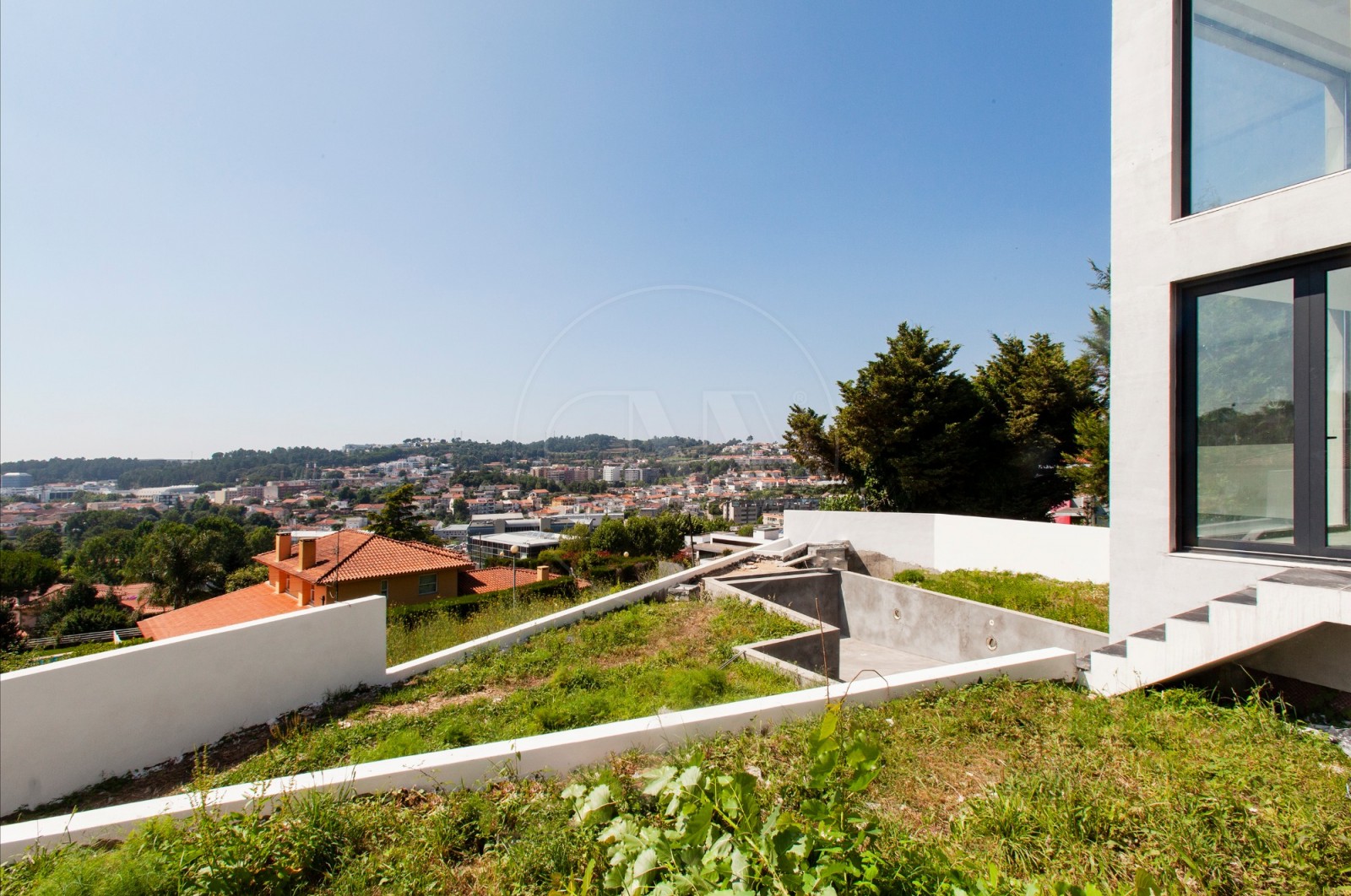 Moradia T5+1 para Venda em Nogueiró e Tenões, Braga, Braga - Quintal/Jardim (Imagem 1)