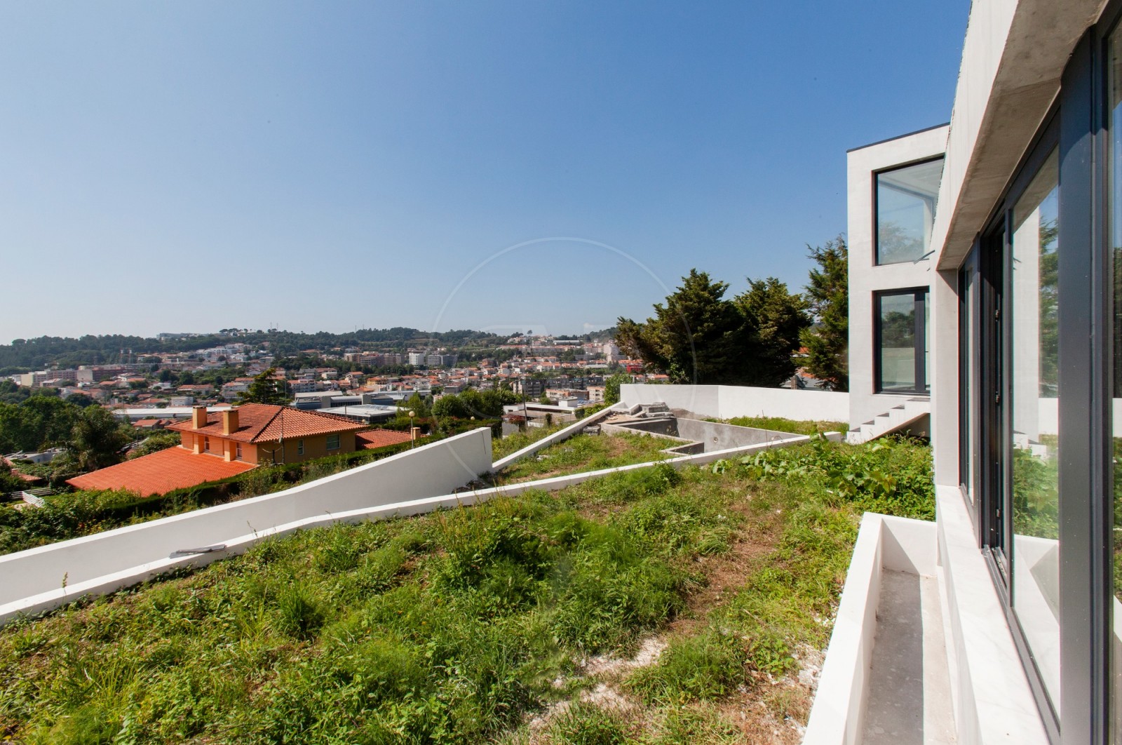 Moradia T5+1 para Venda em Nogueiró e Tenões, Braga, Braga - Quintal/Jardim (Imagem 2)