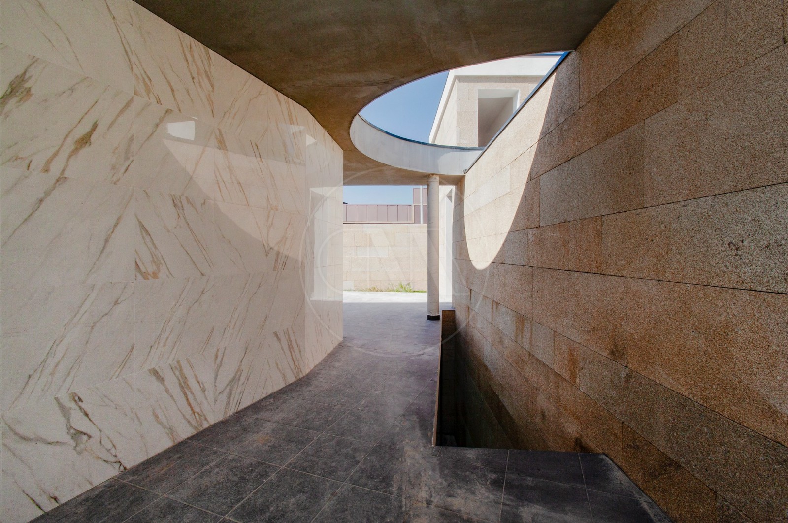 Moradia T5+1 para Venda em Nogueiró e Tenões, Braga, Braga - Corredor (Imagem 1)