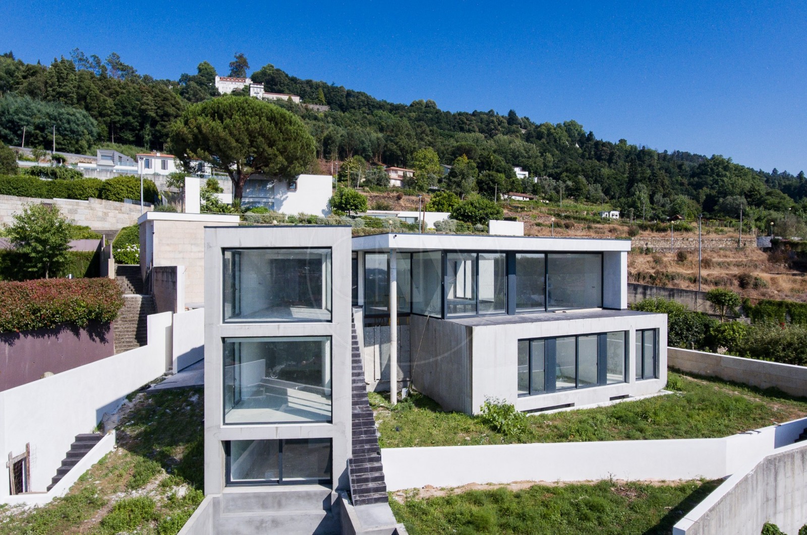 Moradia T5+1 para Venda em Nogueiró e Tenões, Braga, Braga - Fachada (Imagem 2)