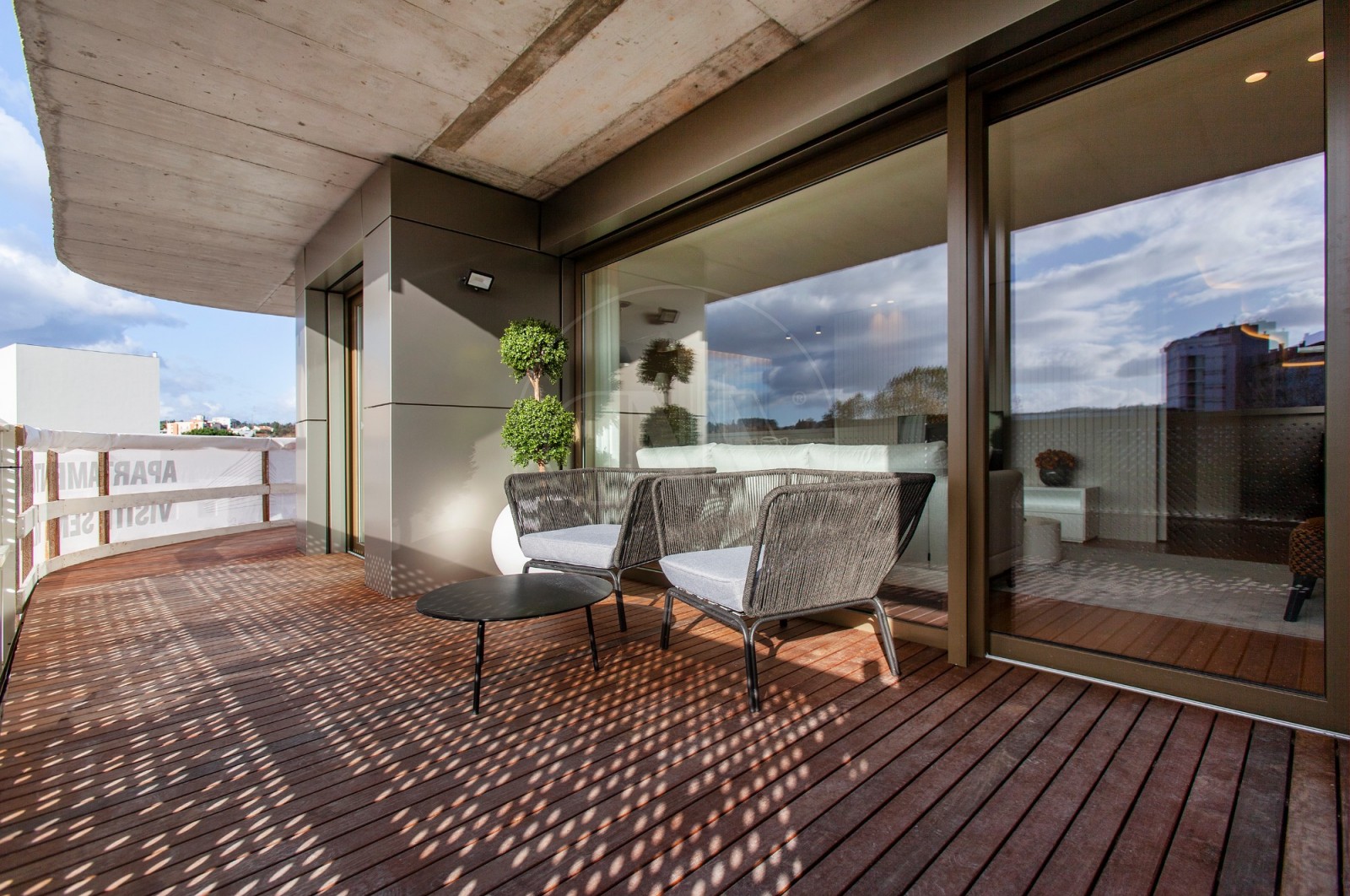 Apartamento T4 para Venda em Vila Nova de Famalicão e Calendário, Vila Nova de Famalicão, Braga - Varanda (Imagem 1)