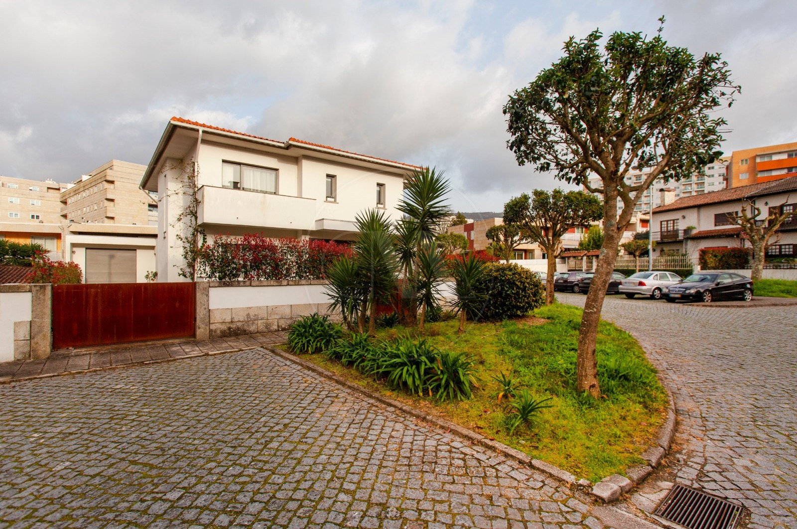 Moradia T4+1 para Venda em Nogueira, Fraião e Lamaçães, Braga, Braga - Fachada (Imagem 2)