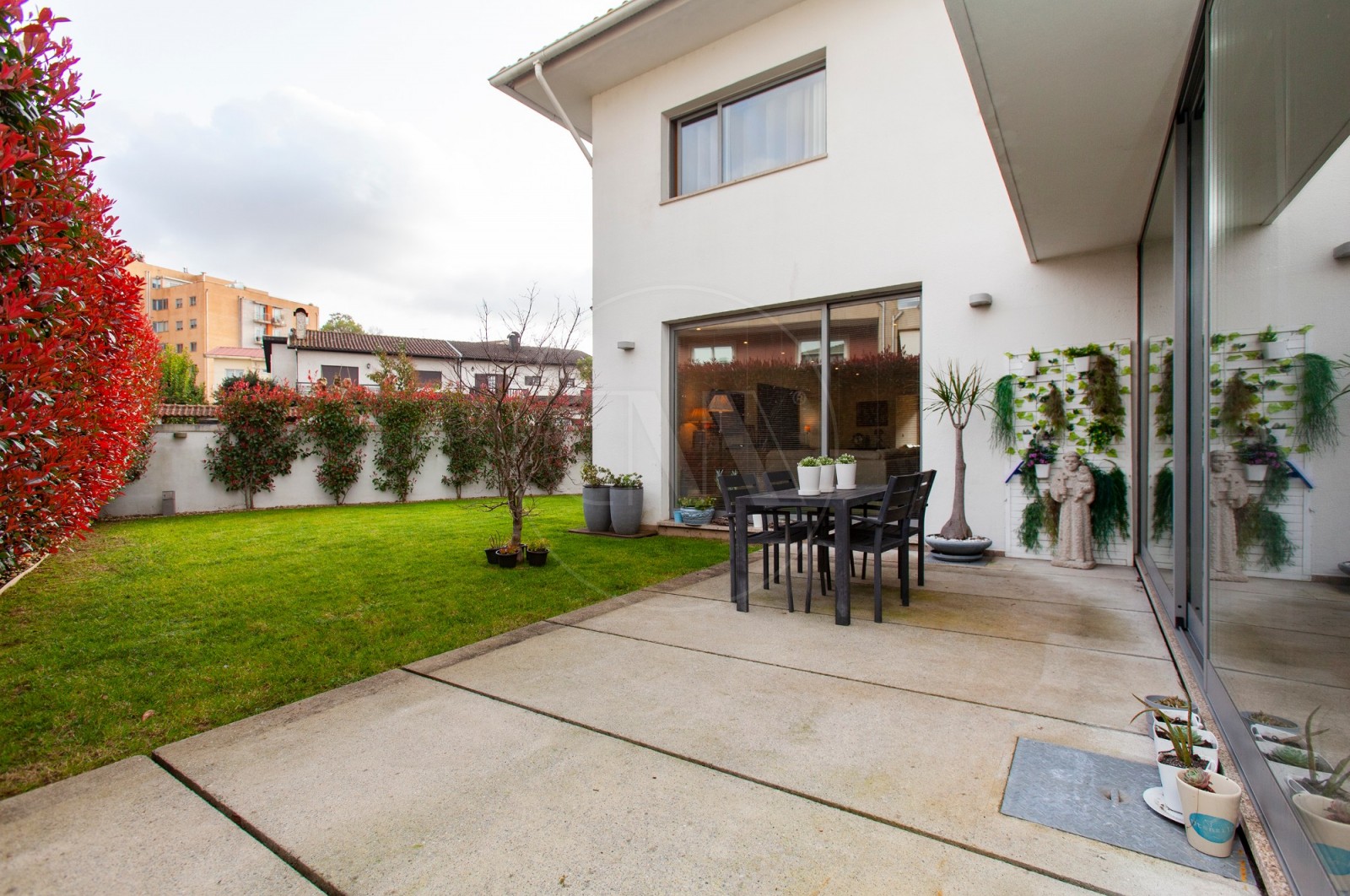 Moradia T4+1 para Venda em Nogueira, Fraião e Lamaçães, Braga, Braga - Quintal/Jardim (Imagem 1)