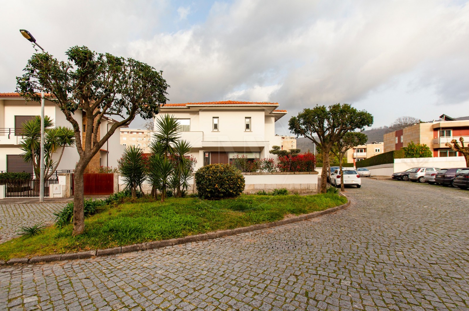 Moradia T4+1 para Venda em Nogueira, Fraião e Lamaçães, Braga, Braga - Fachada (Imagem 3)