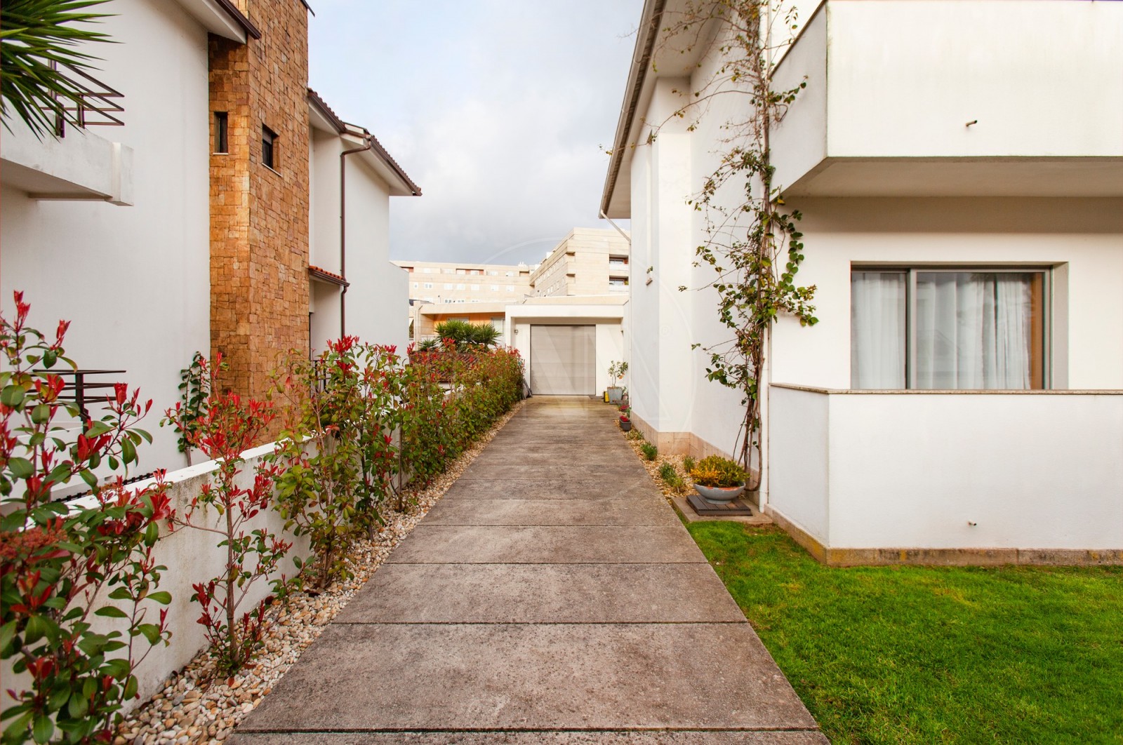 Moradia T4+1 para Venda em Nogueira, Fraião e Lamaçães, Braga, Braga - Parqueamento/Garagem (Imagem 1)