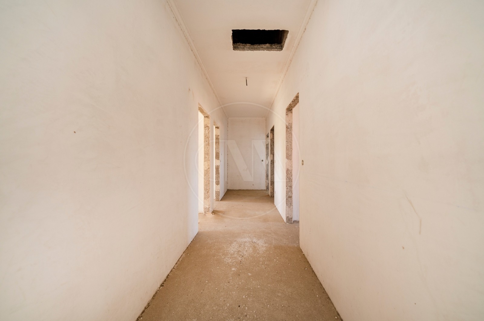 House T4 for For sale in Santa Lucrécia de Algeriz e Navarra, Braga, Braga - Corredor (Imagem 1)