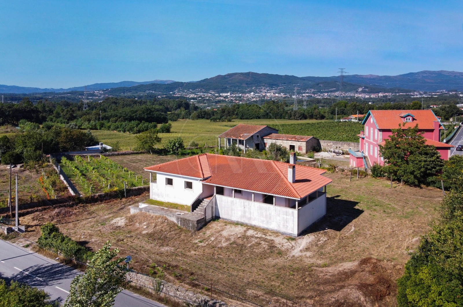 House T4 for For sale in Santa Lucrécia de Algeriz e Navarra, Braga, Braga - Fachada (Imagem 4)