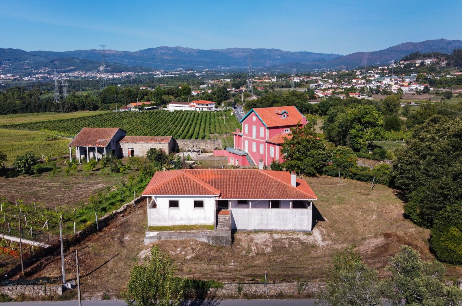 House T4 for For sale in Santa Lucrécia de Algeriz e Navarra, Braga, Braga - Fachada (Imagem 2)