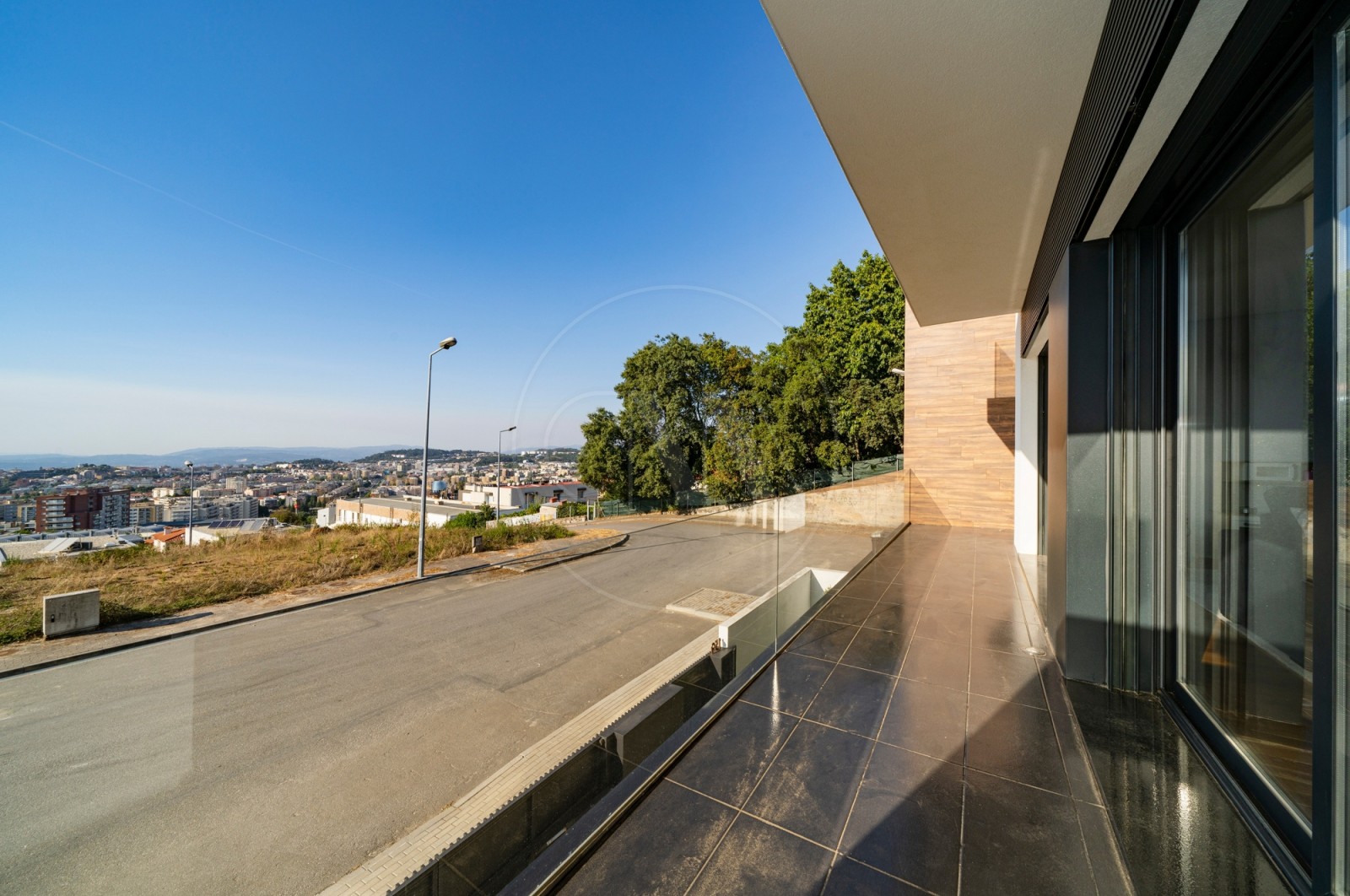 House T3 for Buy in Nogueira, Fraião e Lamaçães, Braga, Braga - Varanda (Imagem 2)