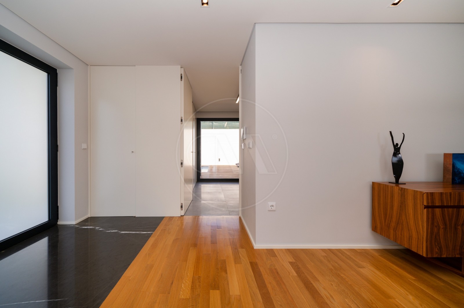 House T3 for Buy in Nogueira, Fraião e Lamaçães, Braga, Braga - Corredor (Imagem 1)