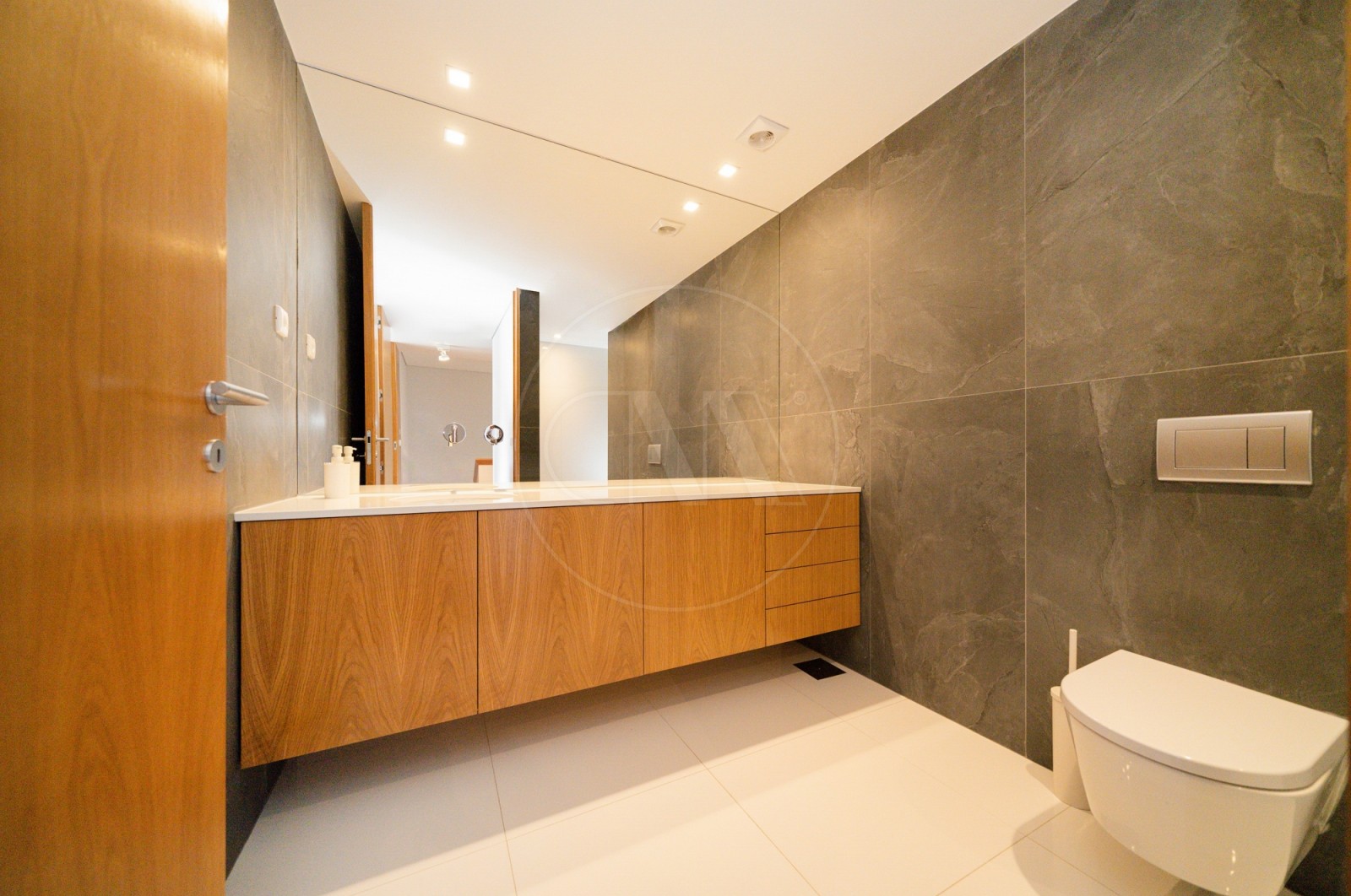 House T3 for Buy in Nogueira, Fraião e Lamaçães, Braga, Braga - Casa de banho (Imagem 2)