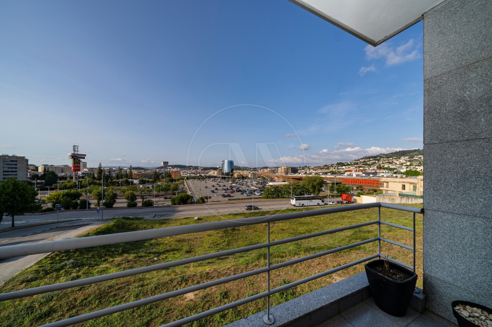 Apartamento T2 para Venda em Nogueira, Fraião e Lamaçães, Braga, Braga - Varanda (Imagem 2)