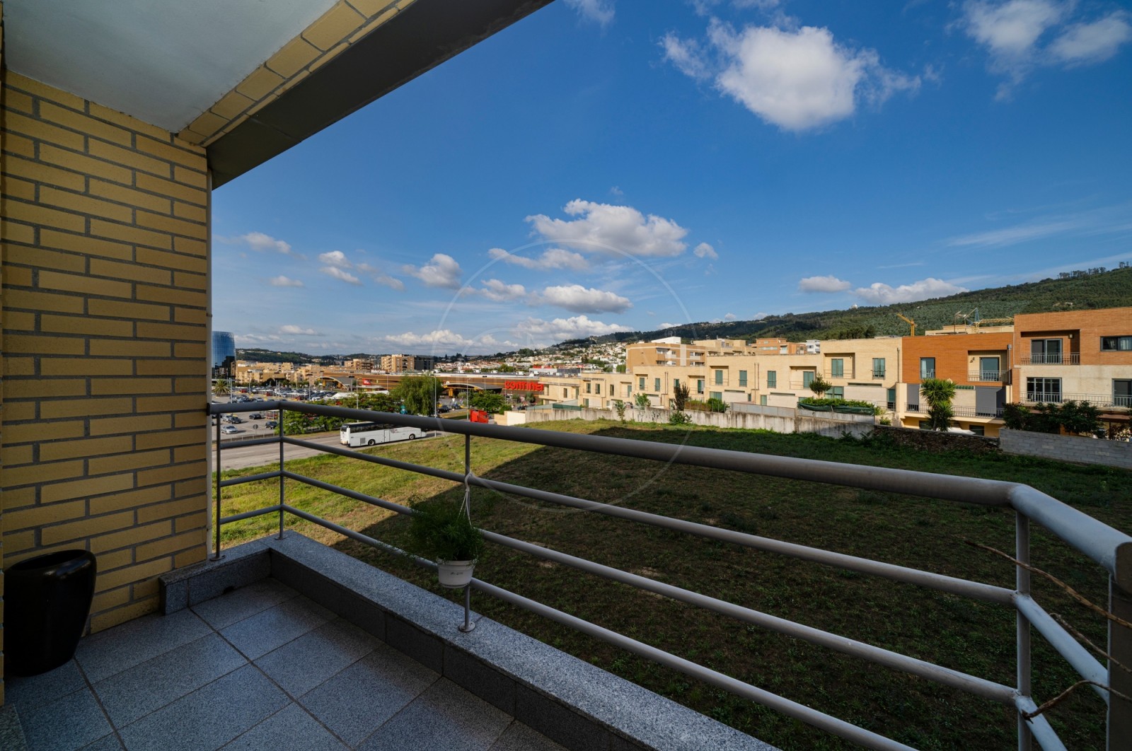 Apartamento T2 para Venda em Nogueira, Fraião e Lamaçães, Braga, Braga - Varanda (Imagem 1)