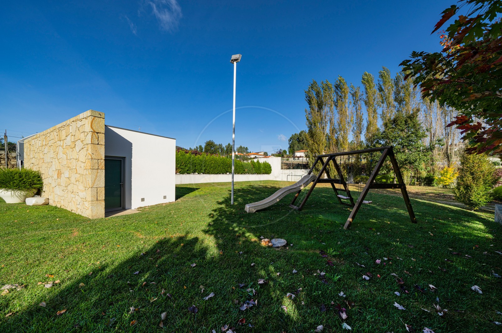 Moradia T4 para Venda em Tamel (Santa Leocádia) e Vilar do Monte, Barcelos, Braga - Quintal/Jardim (Imagem 14)