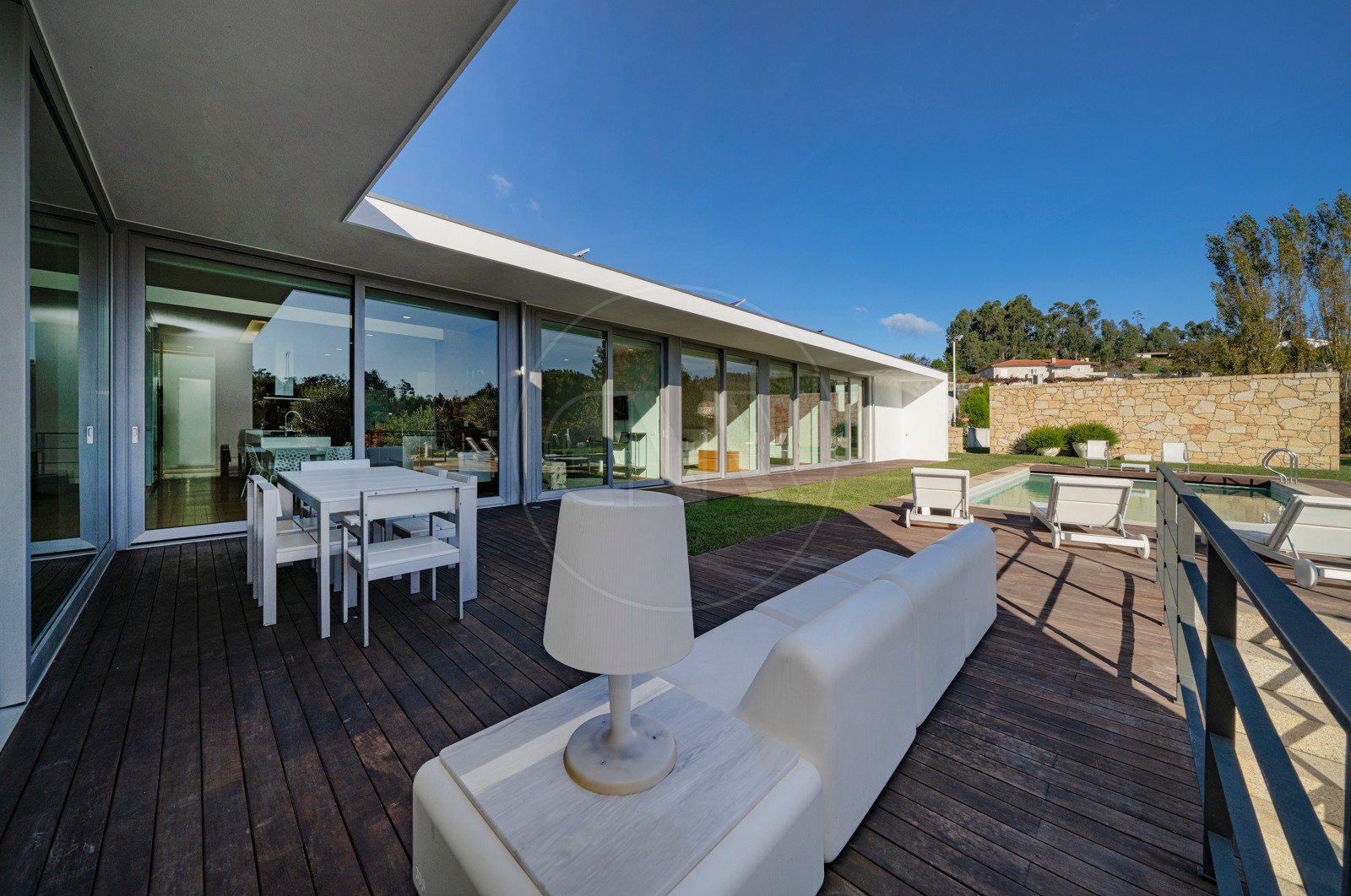 Moradia T4 para Venda em Tamel (Santa Leocádia) e Vilar do Monte, Barcelos, Braga - Terraço (Imagem 1)