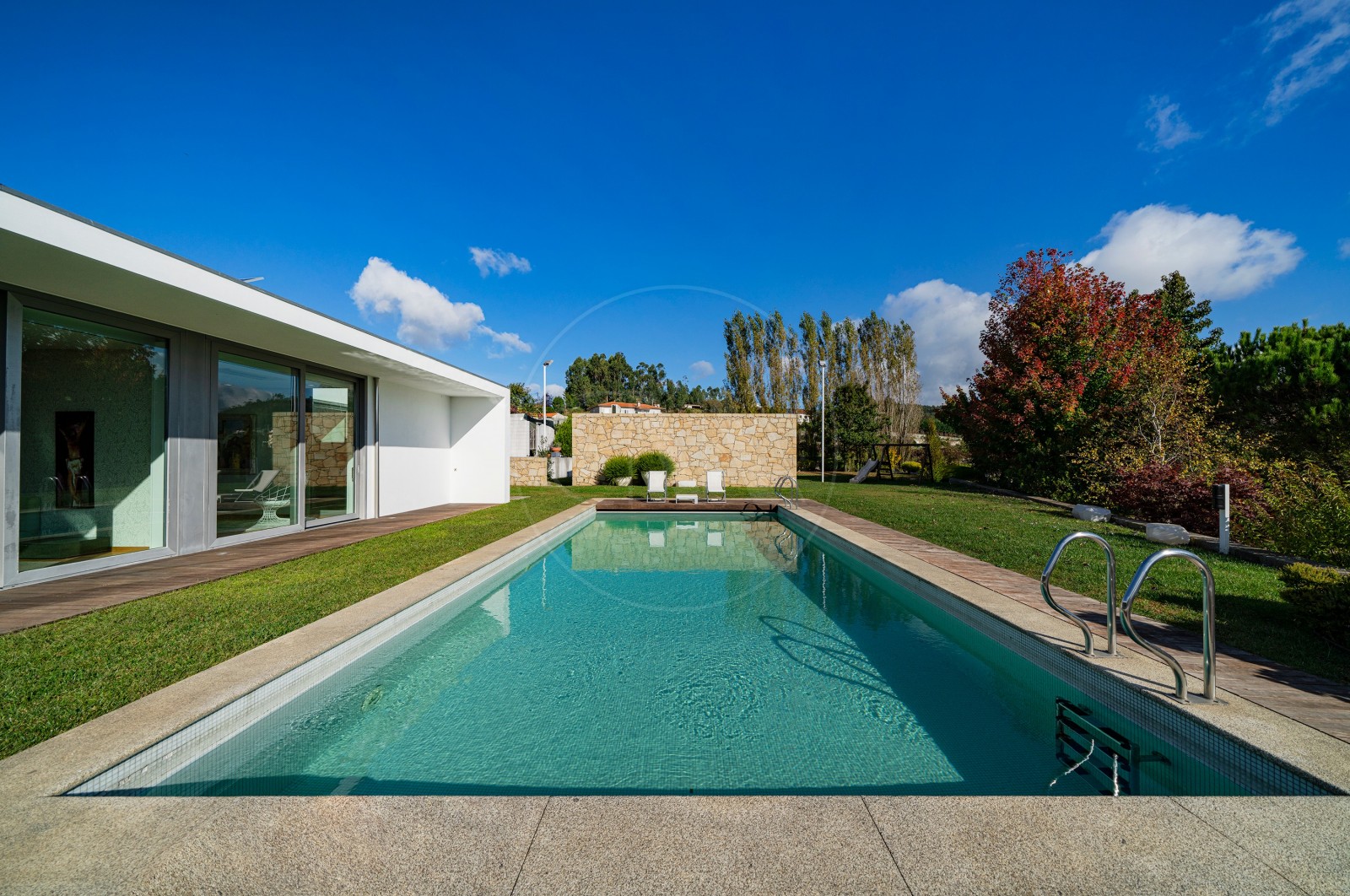 Moradia T4 para Venda em Tamel (Santa Leocádia) e Vilar do Monte, Barcelos, Braga - Piscina (Imagem 2)