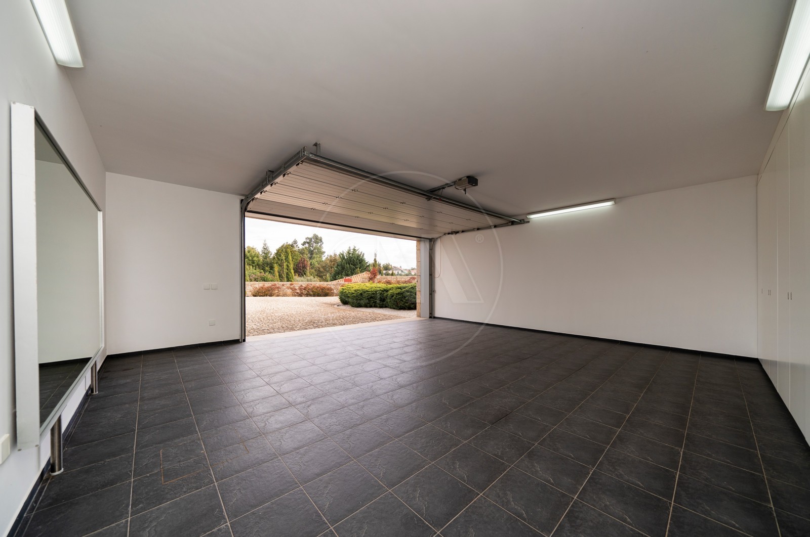 Moradia T4 para Venda em Tamel (Santa Leocádia) e Vilar do Monte, Barcelos, Braga - Parqueamento/Garagem (Imagem 2)