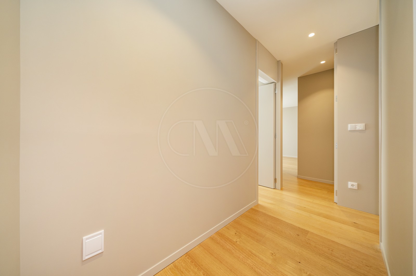 Apartamento T4 para Venda em Vila Nova de Famalicão e Calendário, Vila Nova de Famalicão, Braga - Corredor (Imagem 6)