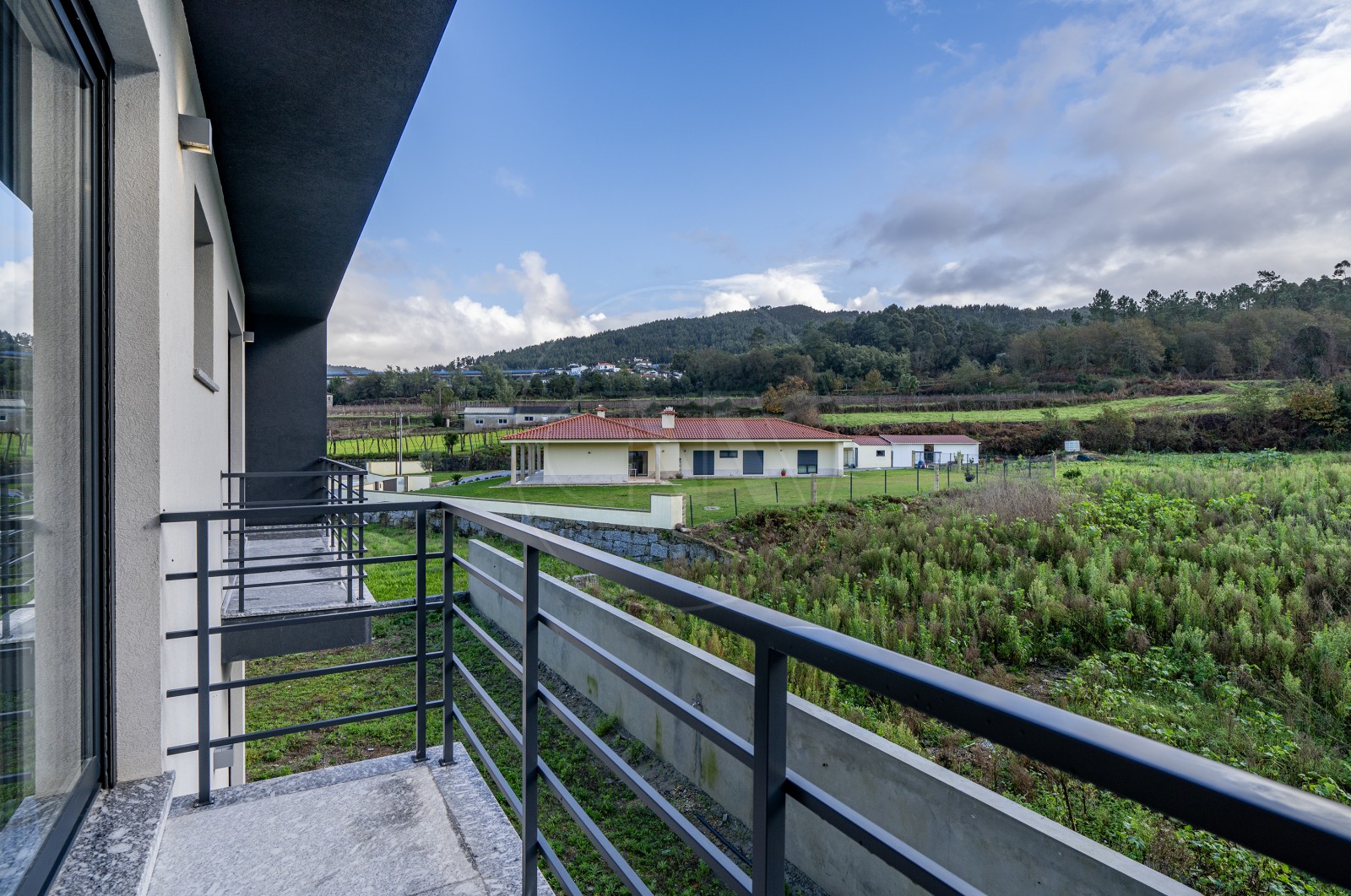 House T3 for For sale in Escudeiros e Penso (Santo Estêvão e São Vicente), Braga, Braga - Varanda (Imagem 1)