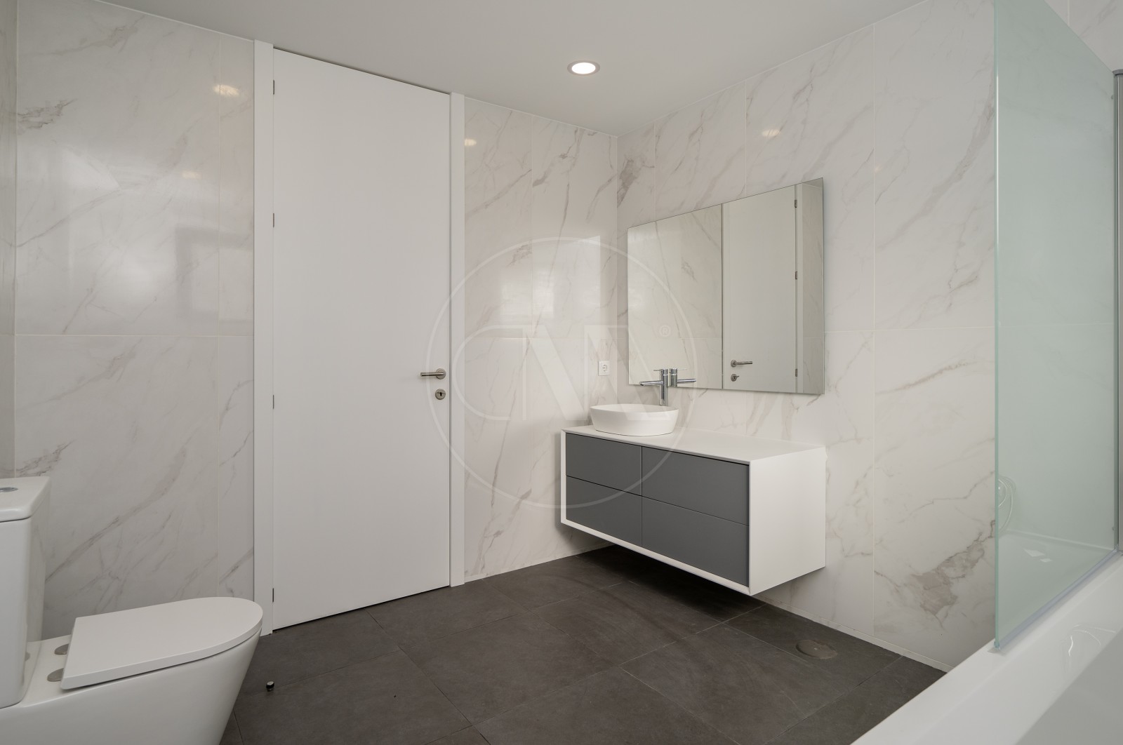 House T3 for For sale in Escudeiros e Penso (Santo Estêvão e São Vicente), Braga, Braga - Casa de banho (Imagem 3)