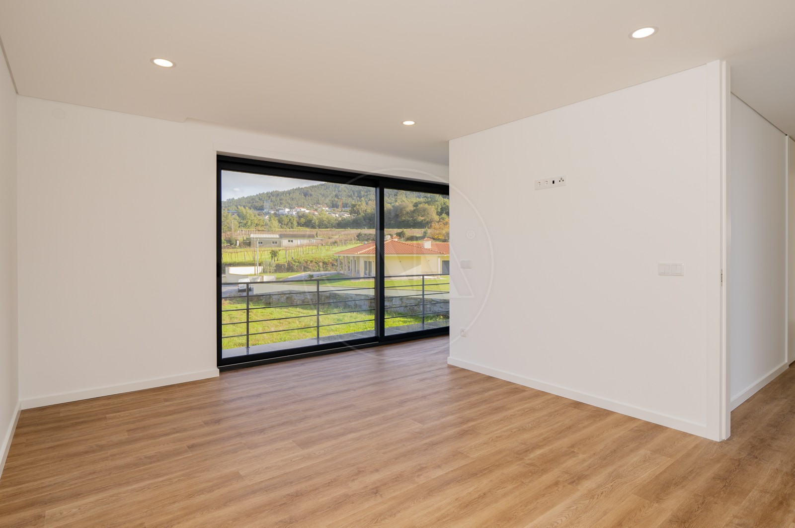 House T3 for For sale in Escudeiros e Penso (Santo Estêvão e São Vicente), Braga, Braga - Suite (Imagem 1)