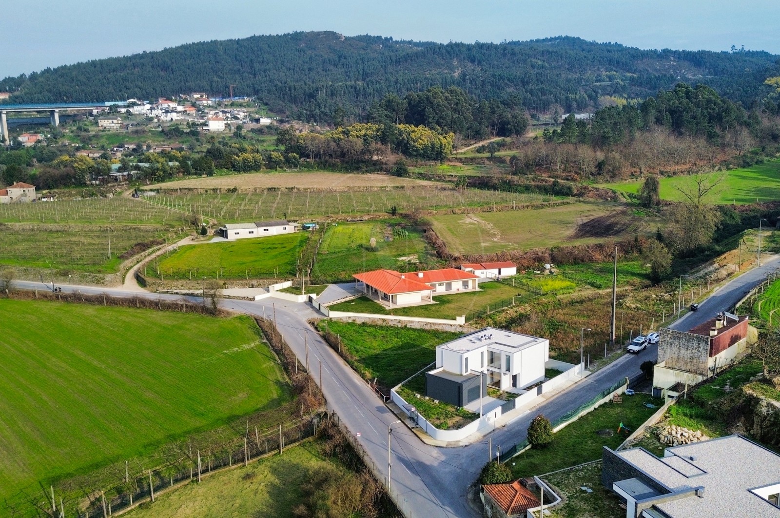 House T3 for For sale in Escudeiros e Penso (Santo Estêvão e São Vicente), Braga, Braga - Área envolvente (Imagem 1)