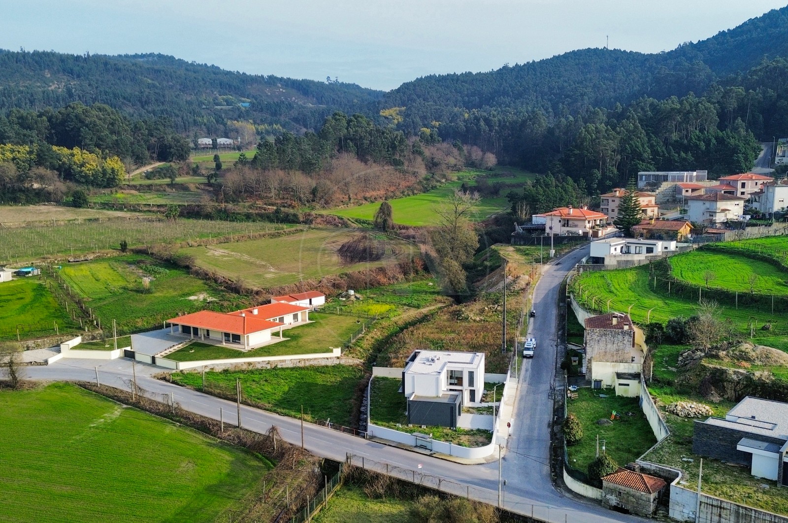 House T3 for For sale in Escudeiros e Penso (Santo Estêvão e São Vicente), Braga, Braga - Área envolvente (Imagem 2)