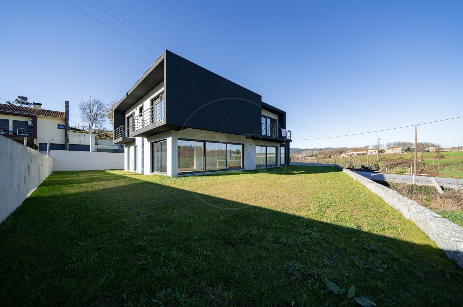 House T3 for For sale in Escudeiros e Penso (Santo Estêvão e São Vicente), Braga, Braga - Fachada (Imagem 5)