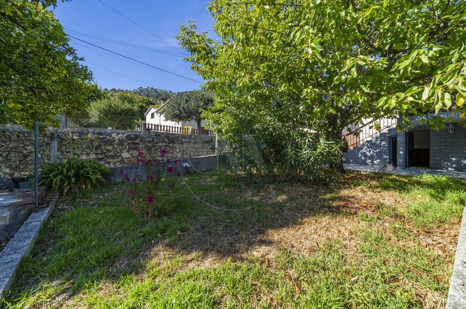 Moradia T4 para Venda em Dornelas, Amares, Braga - Quintal/Jardim (Imagem 1)