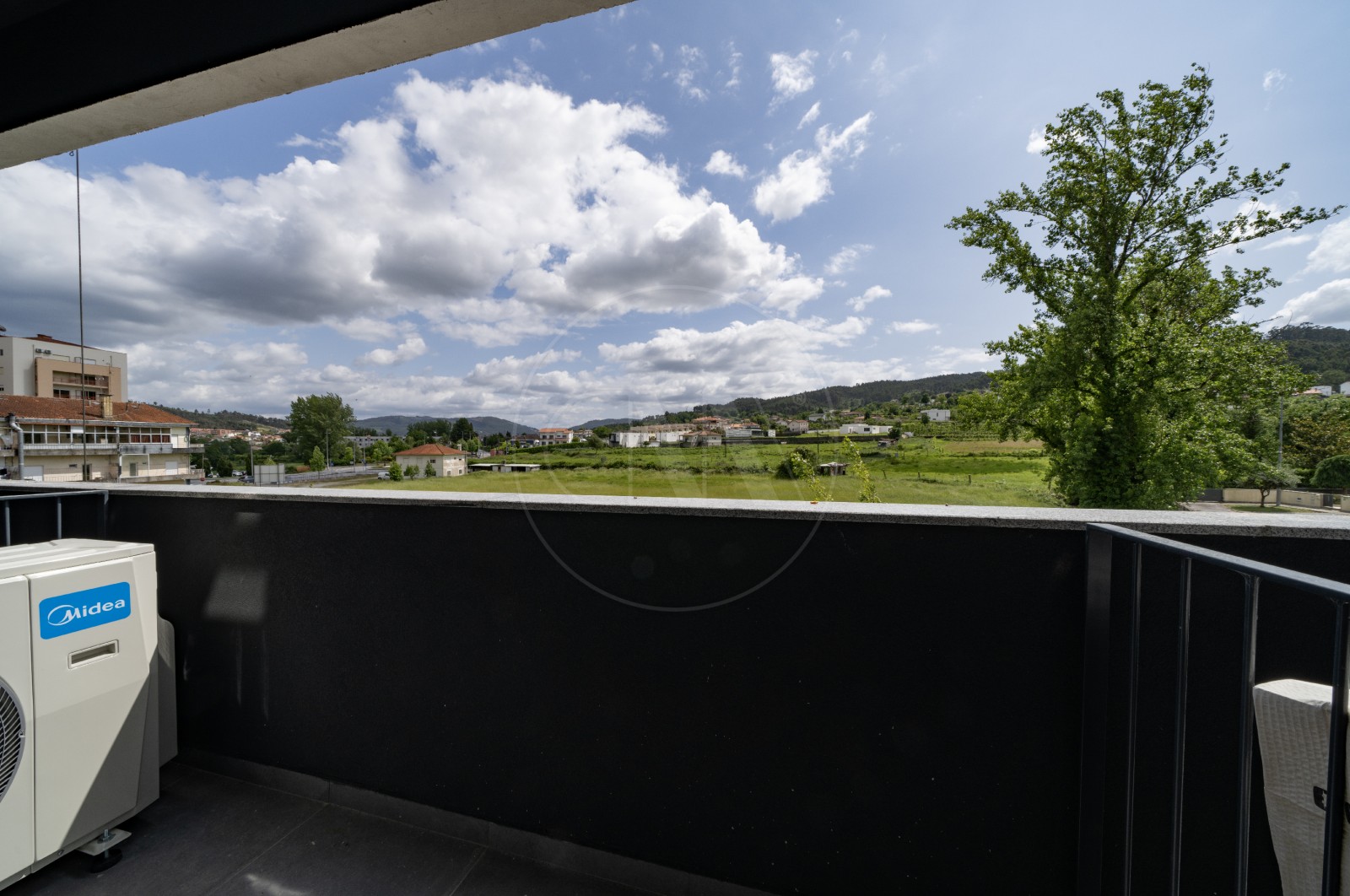 Apartment T3 for For sale in Póvoa de Lanhoso (Nossa Senhora do Amparo), Póvoa de Lanhoso, Braga - Varanda (Imagem 2)