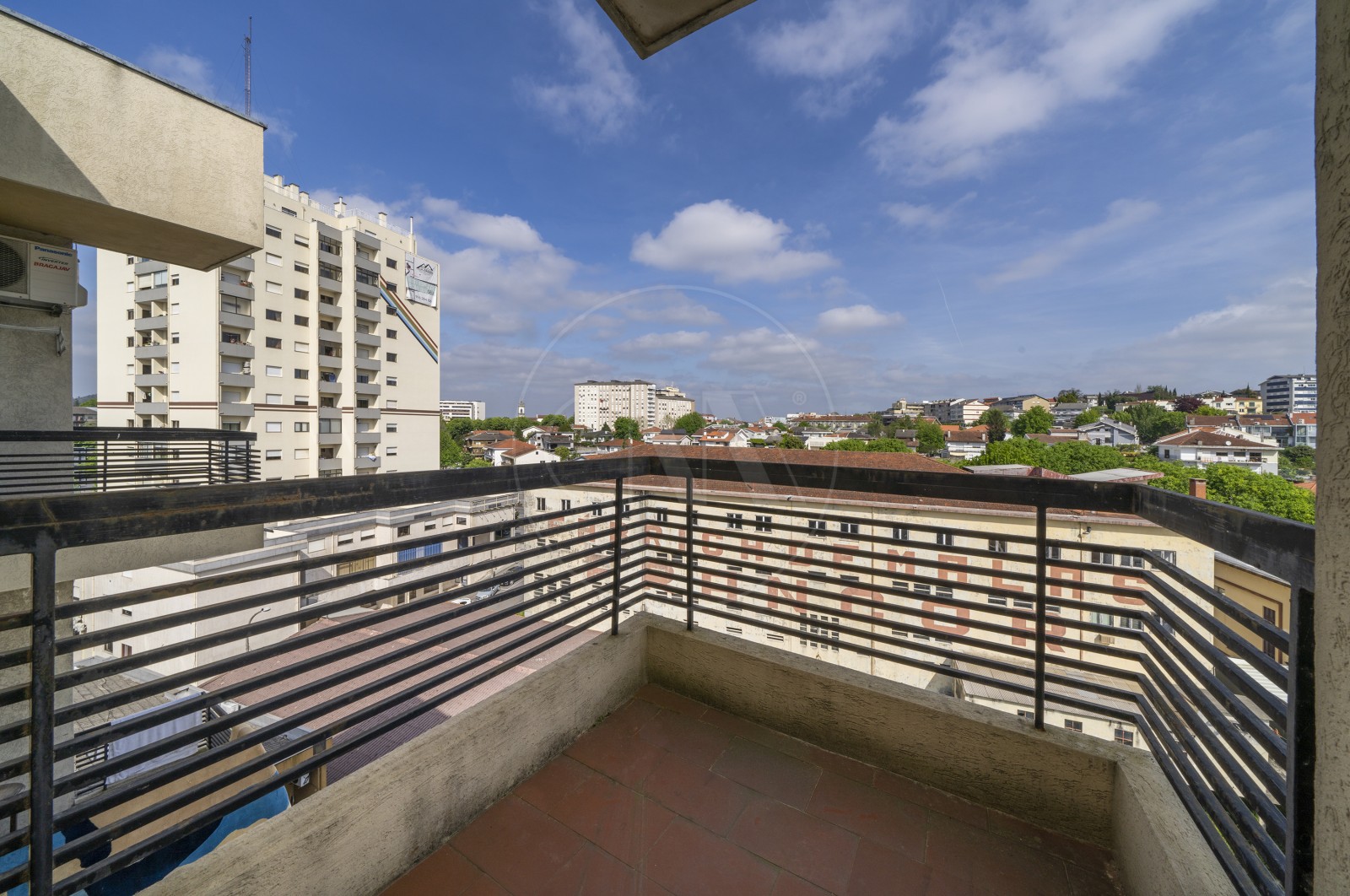 Apartamento T3 para Venda em Braga (Maximinos, Sé e Cividade), Braga, Braga - Varanda (Imagem 2)