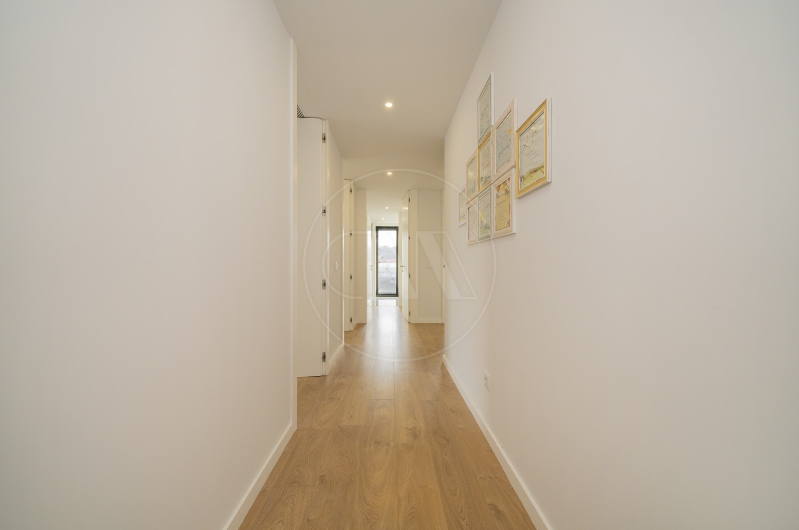 Apartamento T4 para Venda em Nogueira, Fraião e Lamaçães, Braga, Braga - Corredor (Imagem 2)