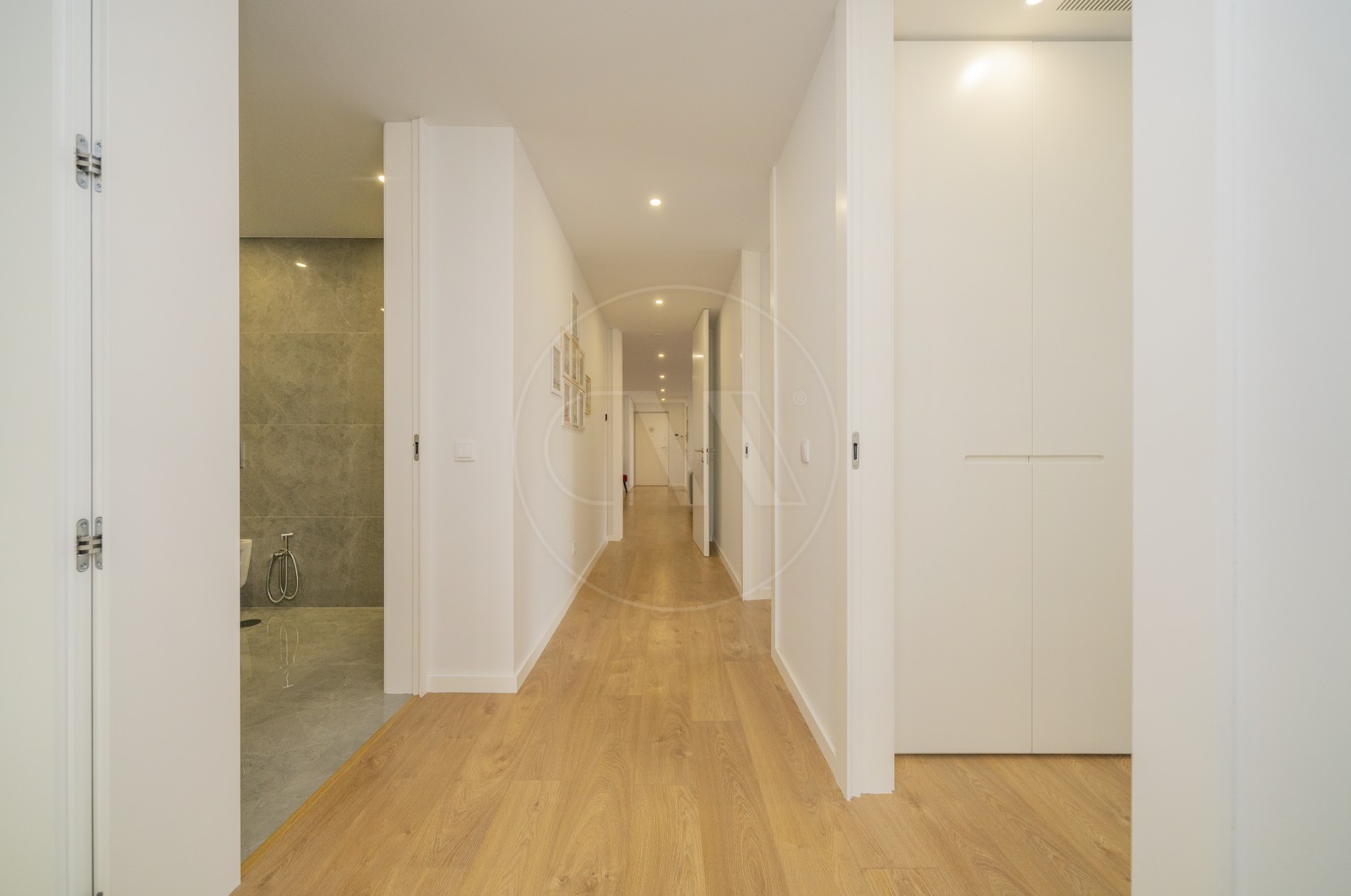 Apartamento T4 para Venda em Nogueira, Fraião e Lamaçães, Braga, Braga - Corredor (Imagem 5)