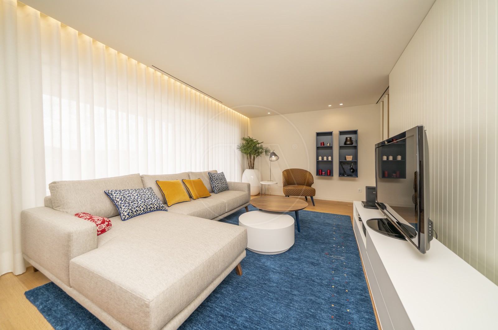 Apartment T4 for For sale in Vila Nova de Famalicão e Calendário, Vila Nova de Famalicão, Braga - Sala (Imagem 1)