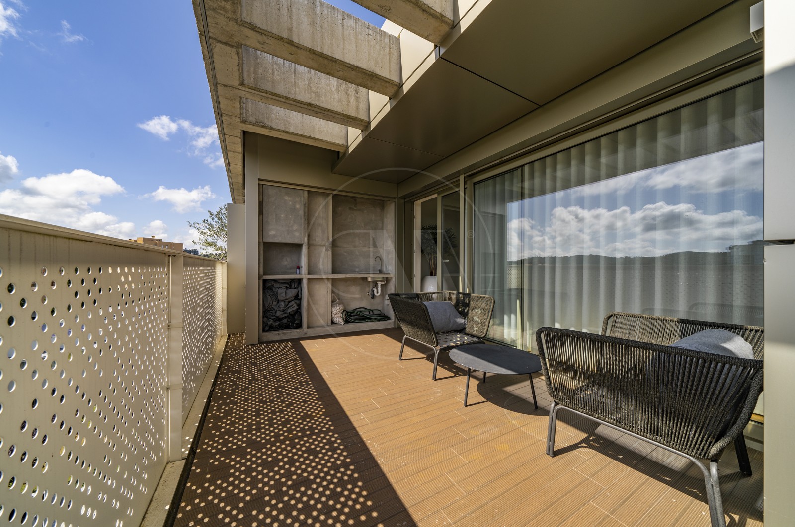 Apartment T4 for For sale in Vila Nova de Famalicão e Calendário, Vila Nova de Famalicão, Braga - Varanda (Imagem 3)