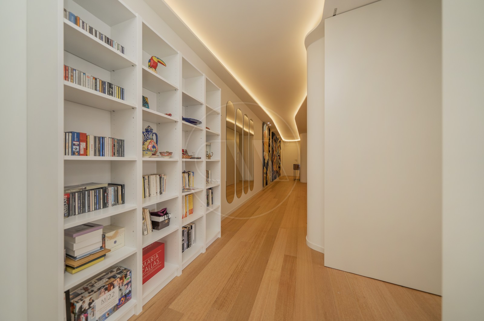 Apartment T4 for For sale in Vila Nova de Famalicão e Calendário, Vila Nova de Famalicão, Braga - Corredor (Imagem 1)