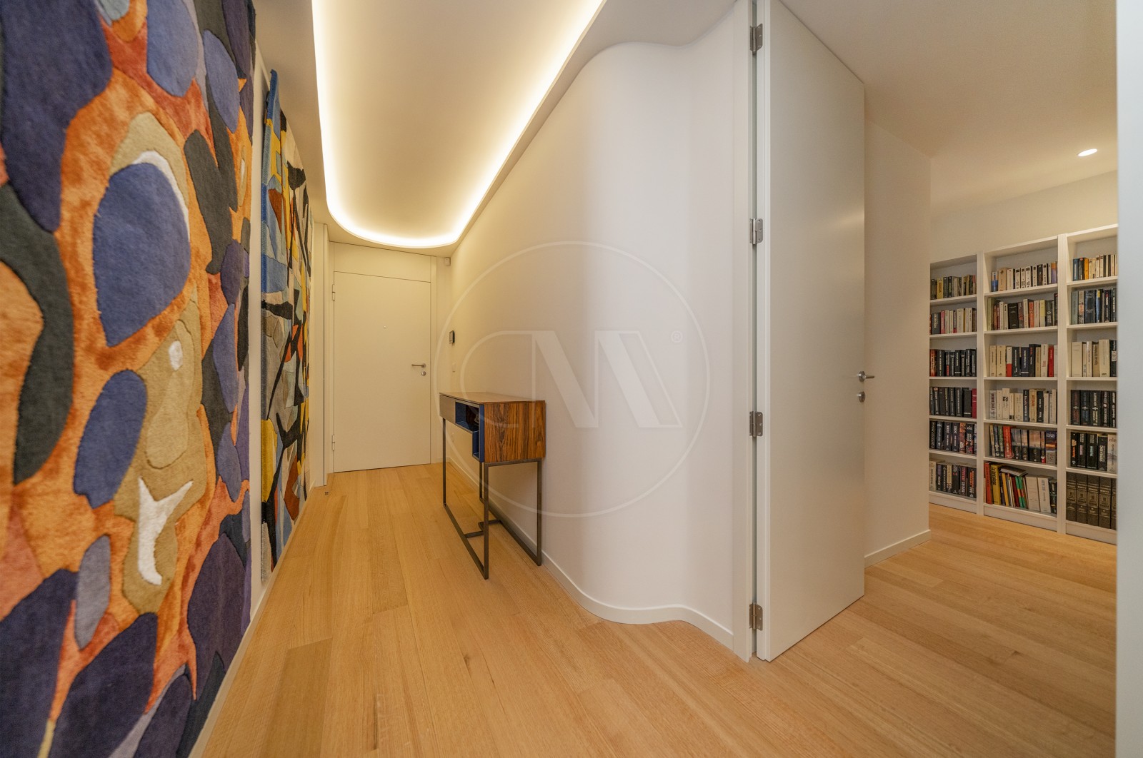 Apartment T4 for For sale in Vila Nova de Famalicão e Calendário, Vila Nova de Famalicão, Braga - Hall de entrada (Imagem 3)