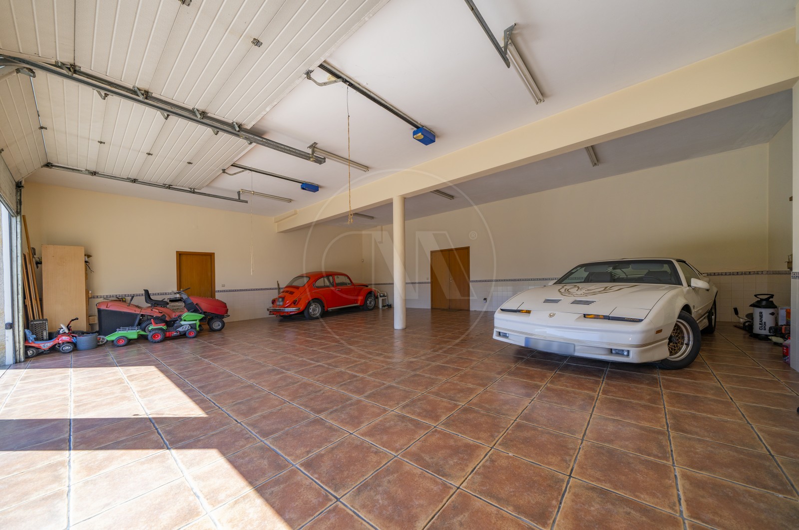 Moradia T8 para Venda em Palmeira, Braga, Braga - Parqueamento/Garagem (Imagem 1)