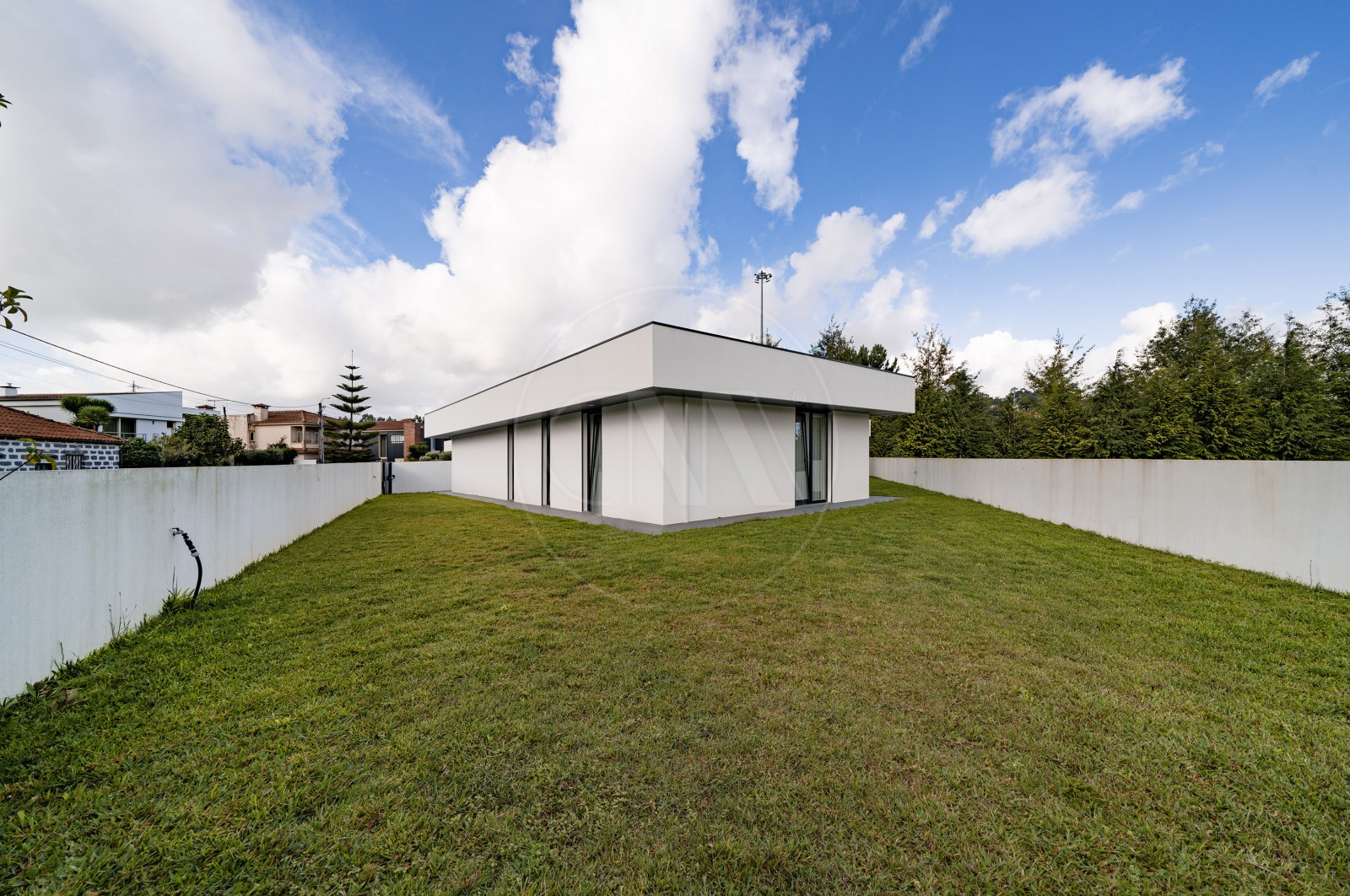 Moradia T3+1 para Venda em Celeirós, Aveleda e Vimieiro, Braga, Braga - Fachada (Imagem 1)