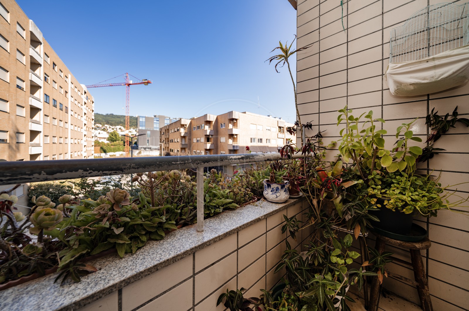 Apartamento T2 para Venda em Nogueira, Fraião e Lamaçães, Braga, Braga - Varanda (Imagem 1)