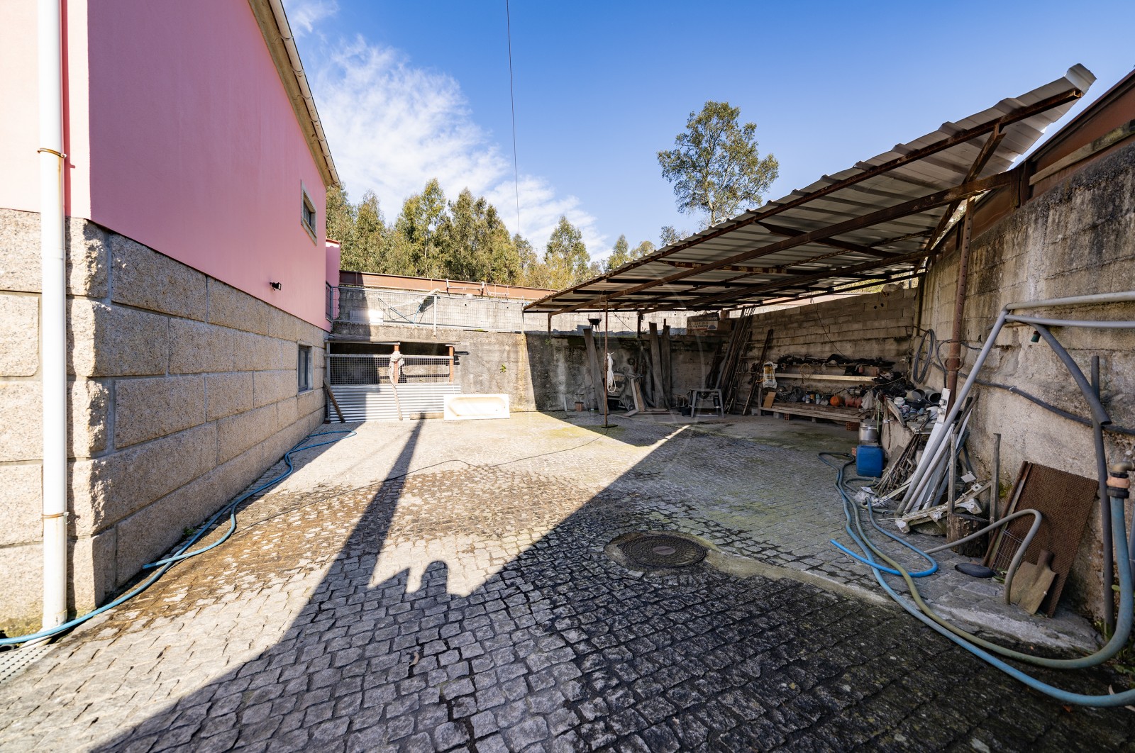 Moradia T2 para Venda em Escudeiros e Penso (Santo Estêvão e São Vicente), Braga, Braga - Área envolvente (Imagem 1)