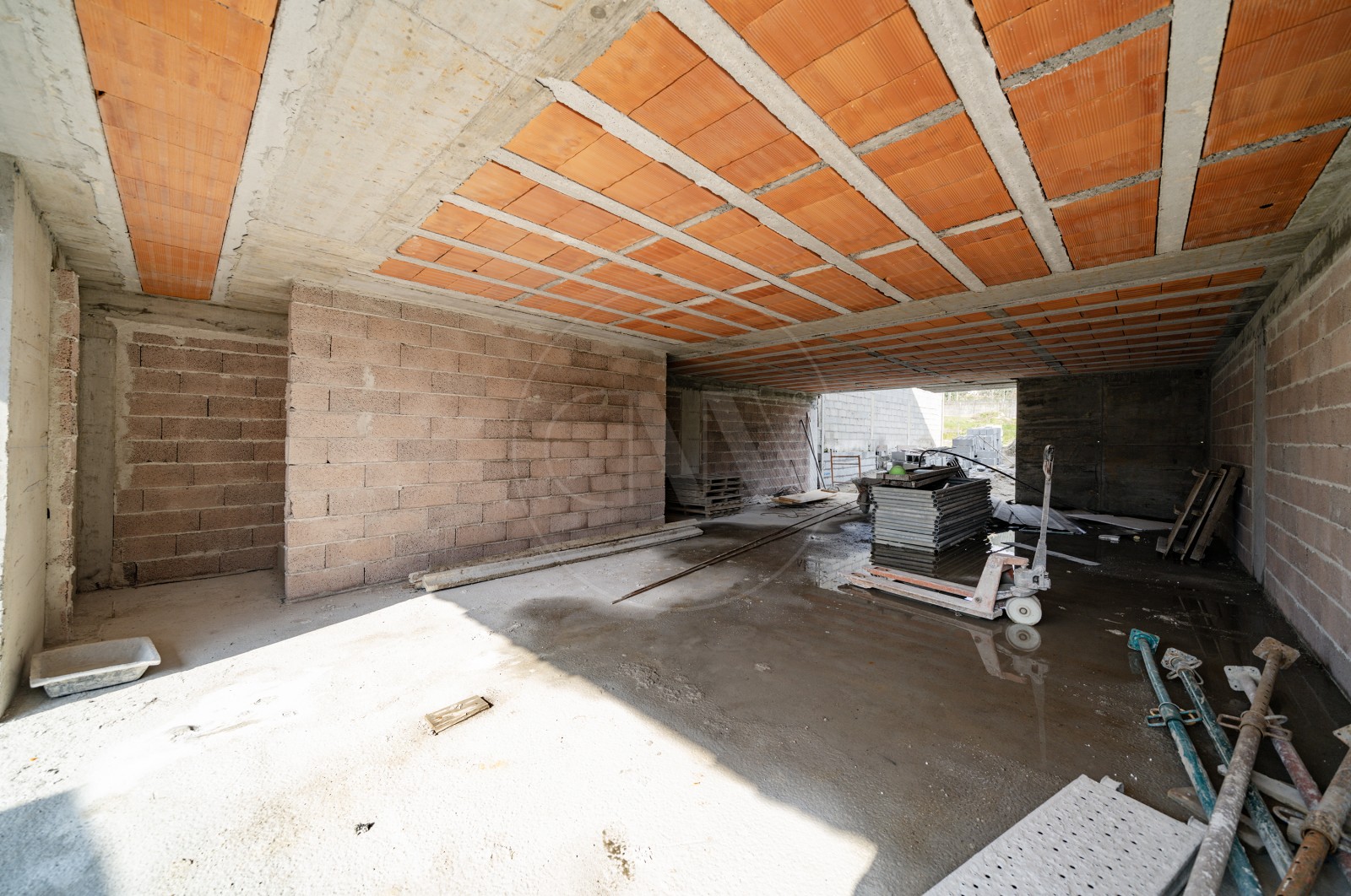 Moradia T3 para Venda em Póvoa de Lanhoso (Nossa Senhora do Amparo), Póvoa de Lanhoso, Braga - Parqueamento/Garagem (Imagem 1)