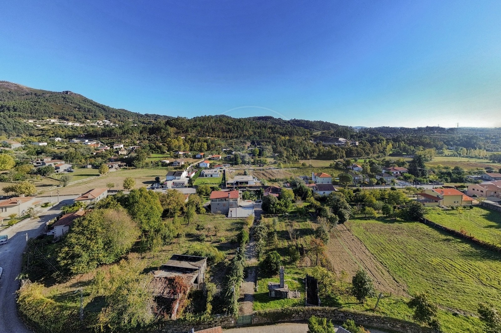 Land Rustic for For sale in Torre e Portela, Amares, Braga - Área envolvente (Imagem 4)