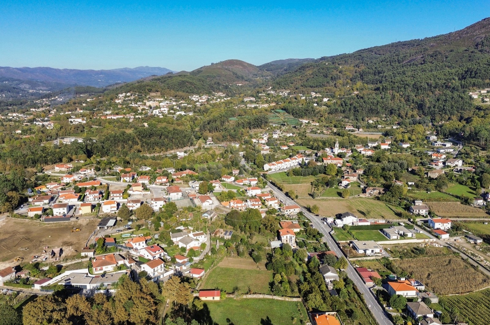 Land Rustic for For sale in Torre e Portela, Amares, Braga - Vistas (Imagem 3)