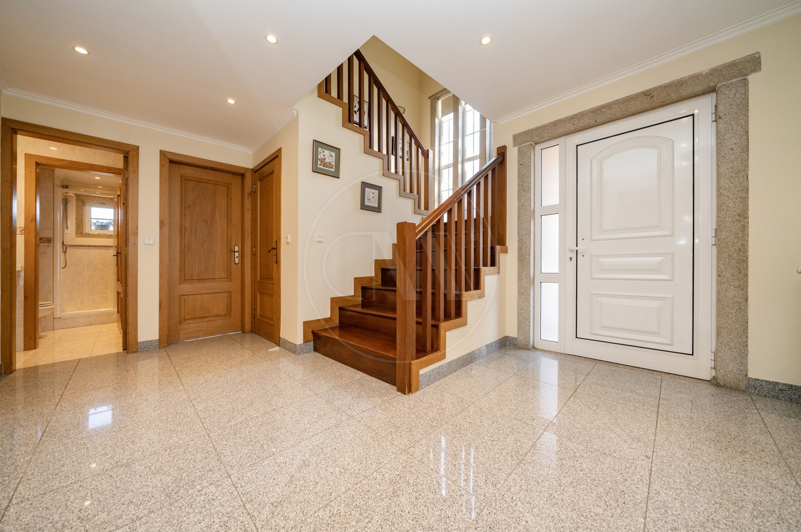 Moradia T5 para Venda em Merelim (São Pedro) e Frossos, Braga, Braga - Hall de entrada (Imagem 4)