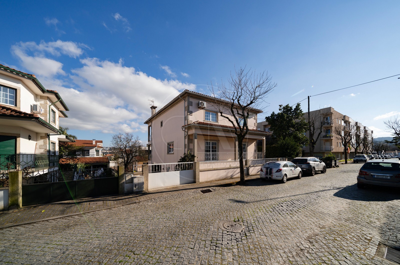 Moradia T5 para Venda em Merelim (São Pedro) e Frossos, Braga, Braga - Fachada (Imagem 2)