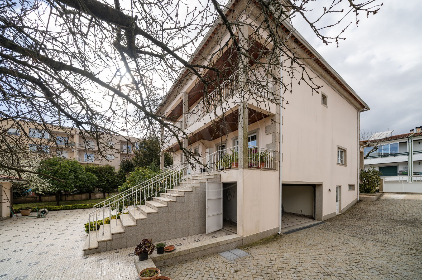 Moradia T5 para Venda em Merelim (São Pedro) e Frossos, Braga, Braga - Parqueamento/Garagem (Imagem 1)