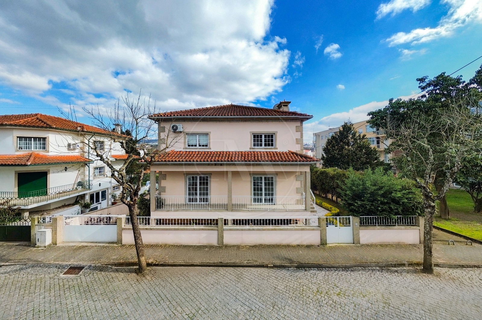 Moradia T5 para Venda em Merelim (São Pedro) e Frossos, Braga, Braga - Fachada (Imagem 6)