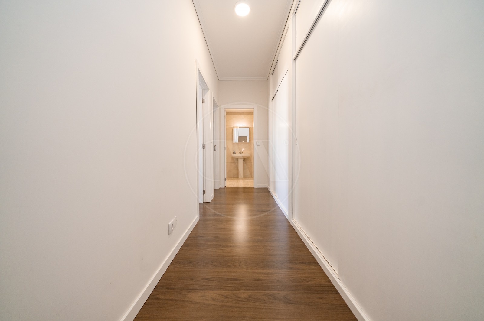 Apartamento T2 para Venda em Braga (Maximinos, Sé e Cividade), Braga, Braga - Corredor (Imagem 1)